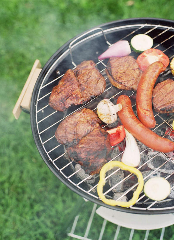 无人,竖图,俯视,室外,特写,白天,烧烤,草地,草坪,植物,萝卜,胡萝卜,黄瓜,蔬菜,蒜,西红柿,新鲜,肉,食品,烤架,烤肉,肉类,草,食物,绿色,铁架,有机食品,绿色食品,烤肠,肉食,小蒜,青瓜,胡瓜,红萝卜,甘荀,番茄,大蒜,彩图,高角度拍摄