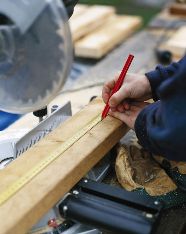 手,一个人,机修工,站,竖图,俯视,室外,白天,安全,草地,植物,仅一个人,握,不锈钢,朦胧,模糊,测量,笔,不锈钢制品,木板,刻度,办公用品,防护,拿,拿着,文具,草,工人,绿色,尺,铅笔,手套,学习用品,直尺,站着,手部,握着,钢尺,测量工具,保护,文具用品,尺子,圆锯,衡量,绘图,保险,比例,测绘,量具,量仪,标度,保全,周全,安稳,安定,防护手套,平安,机械师,机修工人,站立,半身,彩图,高角度拍摄