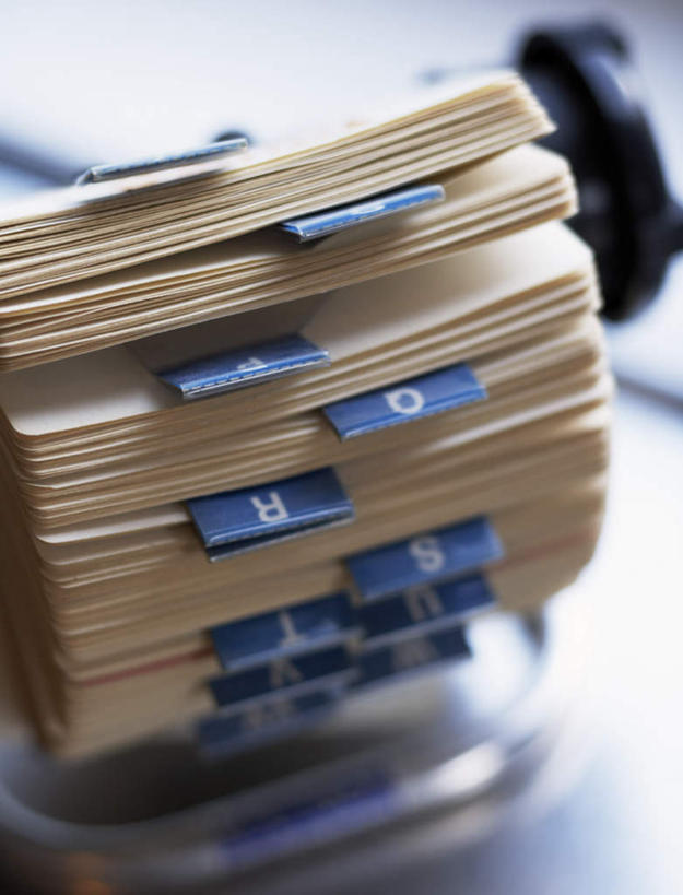 无人,办公室,竖图,俯视,室外,特写,白天,家具,桌子,静物,一堆,堆叠,堆积,朦胧,模糊,标志,文字,字符,字母,办公桌,标识,堆,演讲稿,办公家具,信函,彩图,高角度拍摄