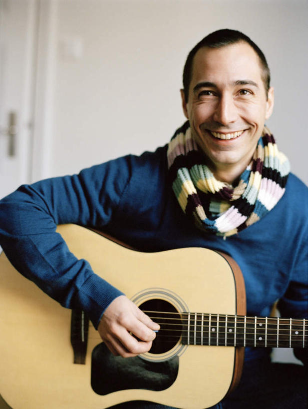 西方人,一个人,坐,抱,笑,微笑,露齿笑,竖图,室外,白天,正面,欧洲,欧洲人,仅一个男性,仅一个人,握,服装,装饰,墙,吉他,乐器,弦乐器,拿,拿着,注视,休闲装,墙壁,墙面,仅一个年轻男性,衣服,围巾,看,休闲,温暖,休闲服,弹琴,握着,服饰,围脖,抱着,保暖,华丽,点缀,搂着,御寒,关注,弹拨弦鸣乐器,衬托,美观,雅致,雅观,男人,男性,年轻男性,白种人,搂,搂抱,抬头,仰头,坐着,半身,彩图,弹拨弦乐器