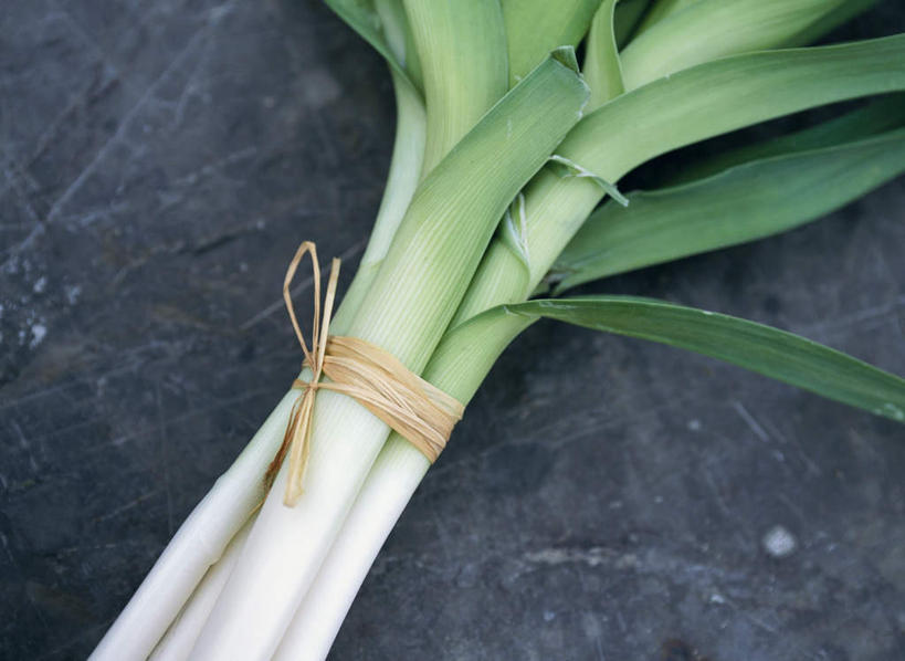 无人,横图,俯视,室内,特写,白天,蔬菜,洋葱,静物,一捆,新鲜,大理石,食品,食物,有机食品,绿色食品,大理石制品,圆葱,洋葱头,球葱,彩图,高角度拍摄