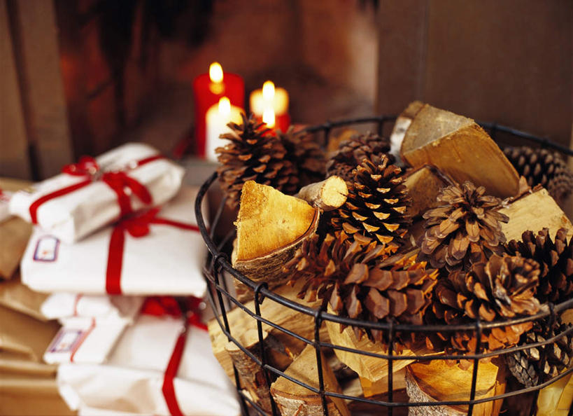 无人,横图,室内,特写,白天,正面,静物,蜡烛,礼盒,礼物,圣诞节,节日,庆祝,火焰,篮子,纸盒,烛光,松果,燃烧,文化,盒子,包装盒,礼品盒,点燃,庆典,礼品,纪念,彩图