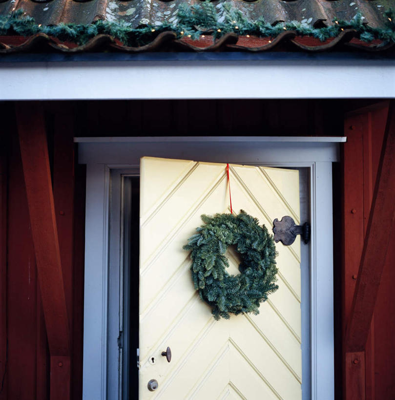 无人,竖图,室内,白天,正面,门,静物,装饰,花环,墙,屋顶,简约,顶棚,墙壁,墙面,把手,门把手,门框,华丽,修饰,门把,圣诞花环,点缀,简洁,衬托,美观,雅致,雅观,圣诞圈,拉手,彩图