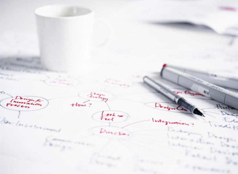 无人,横图,俯视,室内,特写,白天,静物,杯子,阴影,光线,英文,笔,标志,文字,影子,字符,陶瓷,圆圈,字母,办公用品,陶瓷制品,一杯,标识,标记,水笔,文具,红色,阳光,水杯,学习用品,英文字母,文具用品,三支,表记,标帜,茶杯,彩图,高角度拍摄