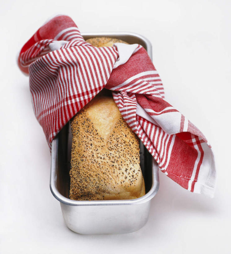 点心,面包,无人,竖图,俯视,室内,特写,白天,白色背景,餐桌,桌子,静物,餐具,条纹,碟子,盘,食品,面点,手帕,食物,糕点,一个,红色,盘子,碟,摄影,影棚,单个,餐台,彩图,高角度拍摄,影棚拍摄,拍摄