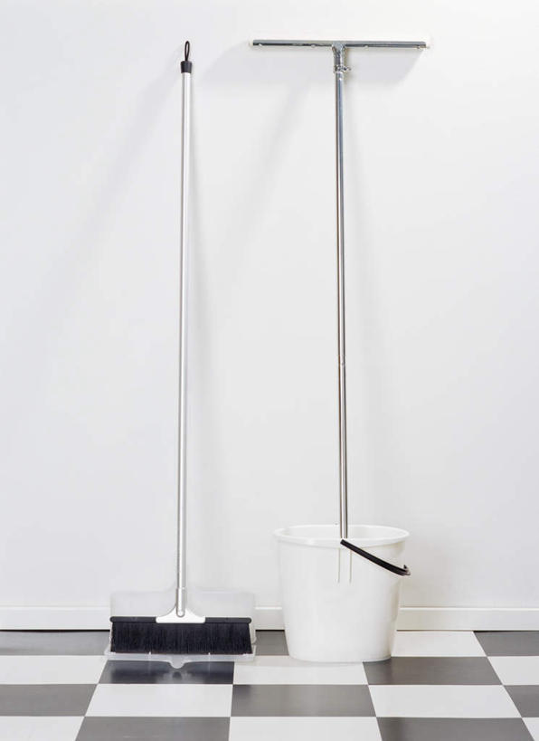 无人,竖图,室内,特写,白天,白色背景,正面,静物,阴影,反射,瓷砖,地砖,工具,扫帚,水桶,影子,地面,清洁,摄影,影棚,扫把,卫生,保洁,笤帚,彩图,影棚拍摄,拍摄