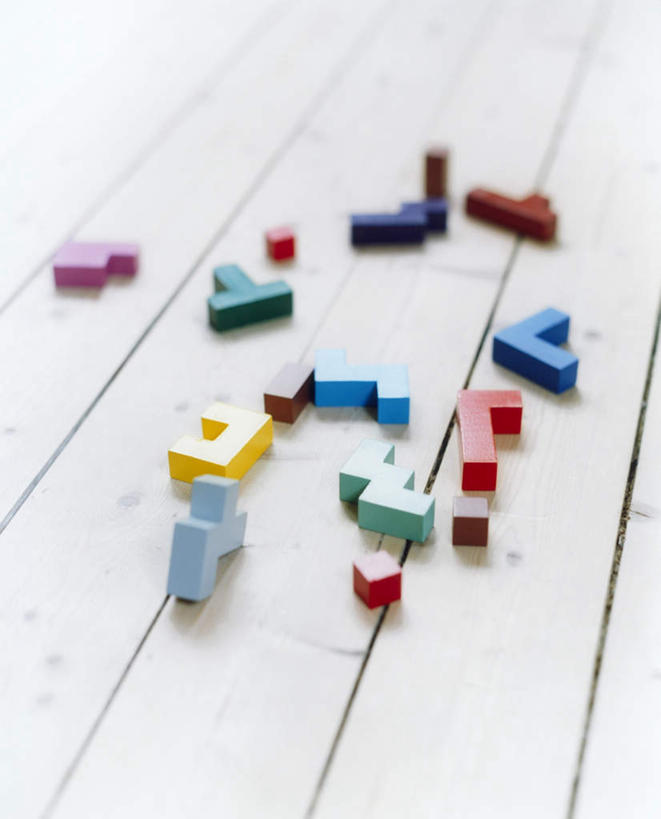 无人,竖图,俯视,室内,特写,白天,游戏,智慧,地板,静物,玩具,一堆,堆叠,堆积,地面,玩,娱乐,木地板,红色,蓝色,绿色,休闲,积木,益智,活动,堆,思维,发泄,消遣,智力,想象,宣泄,玩耍,嬉戏,彩图,高角度拍摄