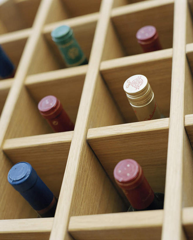 无人,竖图,室内,特写,白天,正面,柜子,静物,一排,整齐,红酒瓶,玻璃制品,酒瓶,排列,玻璃瓶,瓶子,橱柜,队列,彩图