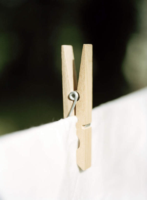 无人,竖图,室外,特写,白天,正面,草地,草坪,植物,静物,晾晒,朦胧,模糊,木制,布,草,一个,绿色,夹子,晾衣绳,木制品,单个,衣夹,彩图