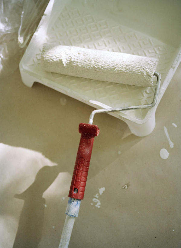 无人,竖图,俯视,室外,特写,白天,装修,建筑,静物,托盘,一把,阴影,反射,工具,影子,地面,设备,装潢,粉刷,刷子,器械,油漆,滚筒刷,涂料,修建,滚刷,修筑,彩图,高角度拍摄,滚筒