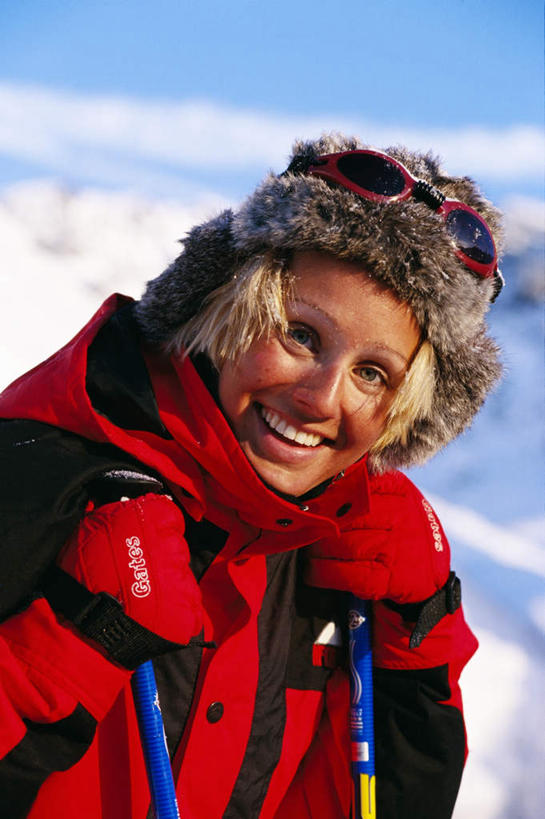 西方人,一个人,笑,微笑,露齿笑,竖图,室外,特写,白天,侧面,安全,雪,大雪,欧洲,欧洲人,仅一个年轻女性,仅一个女性,仅一个人,阴影,光线,影子,积雪,雪景,冬季,冬天,防护,注视,设备,蓝色,蓝天,天空,阳光,手套,天,观察,看,寒冷,观看,保护,察看,关注,保险,装备,保全,周全,安稳,安定,防护手套,严寒,配备,平安,年轻女性,女人,女性,白种人,半身,彩图