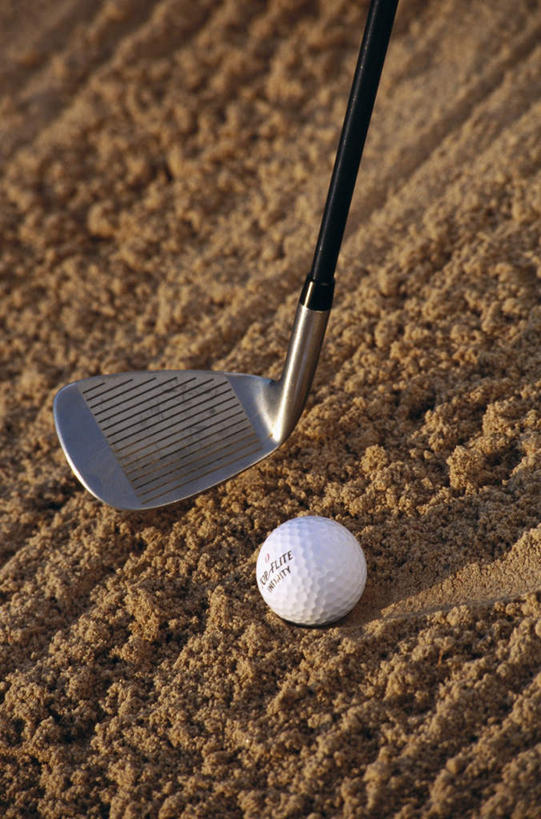 无人,竖图,俯视,室外,特写,白天,锻炼,运动,静物,阴影,光线,高尔夫,高尔夫球,影子,球场,高尔夫球场,两个,阳光,高尔夫球杆,绿茵场,高尔夫运动,高尔夫球具,体育,彩图,高角度拍摄,健身