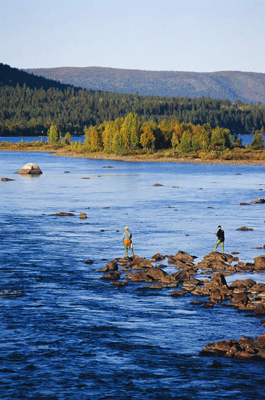 西方人,两个人,伙伴,朋友,站,举,竖图,俯视,室外,白天,垂钓,友谊,河流,石头,山,山脉,水,植物,钓鱼竿,欧洲,欧洲人,握,石子,河水,山峰,水流,山峦,拿,拿着,树,树木,蓝色,绿色,蓝天,天空,自然,群山,天,托,站着,握着,生长,成长,渔具,友情,年轻女性,女人,女性,白种人,钓竿,鱼竿,石块,岩石,举起,举手,举着,向上举,向上伸,向上托,站立,彩图,高角度拍摄,全身,钓鱼,垂纶