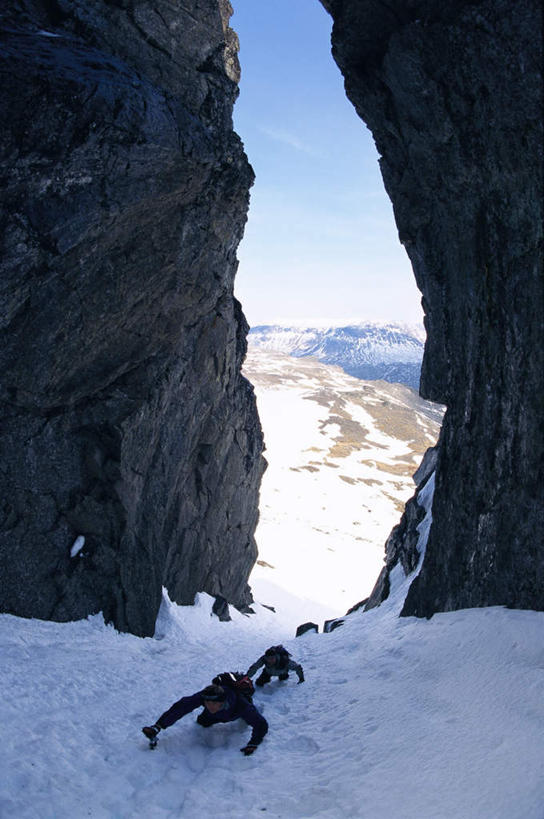 西方人,两个人,攀登,竖图,俯视,室外,白天,锻炼,运动,山,山脉,雪,大雪,帽子,欧洲,欧洲人,阴影,光线,墨镜,眼镜,影子,积雪,山峰,雪景,云,云朵,冬季,冬天,山峦,云彩,蓝色,白云,蓝天,天空,阳光,太阳镜,太阳眼镜,群山,天,遮阳镜,寒冷,晴朗,编织帽,严寒,体育,男人,男性,年轻男性,白种人,晴空,攀爬,彩图,高角度拍摄,全身,健身,攀缘