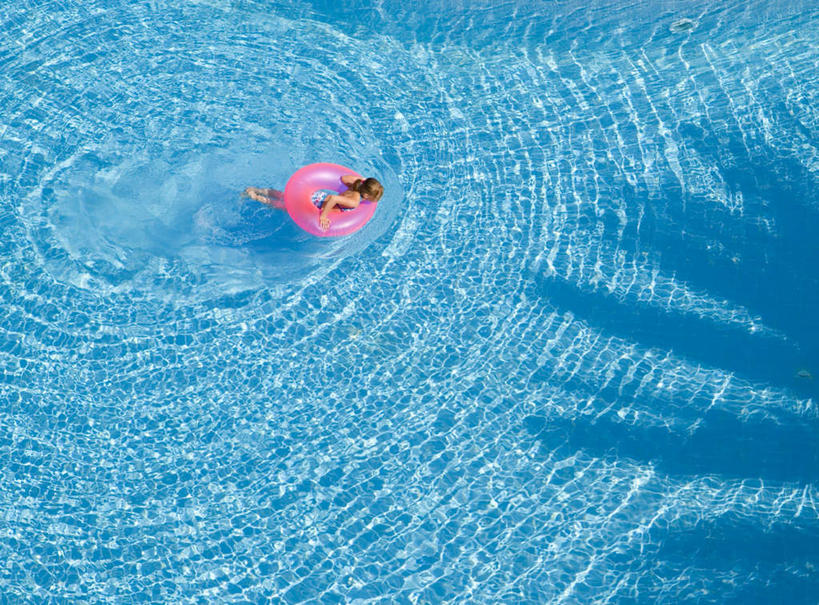 游泳,西方人,儿童,一个人,体育馆,游泳池,横图,俯视,室外,白天,锻炼,纯洁,运动,水,欧洲,欧洲人,仅一个女性,仅一个人,阴影,波纹,反射,救生圈,影子,塑料,水池,水面,泳池,一个,小孩,粉色,蓝色,水纹,塑料制品,游泳圈,波浪,仅一个小孩,可爱,童年,童趣,充气,单个,游泳馆,救生,童真,烂漫,无邪,泅水,体育,天真,女孩,女人,女性,白种人,孩子,彩图,高角度拍摄,全身,健身,女生