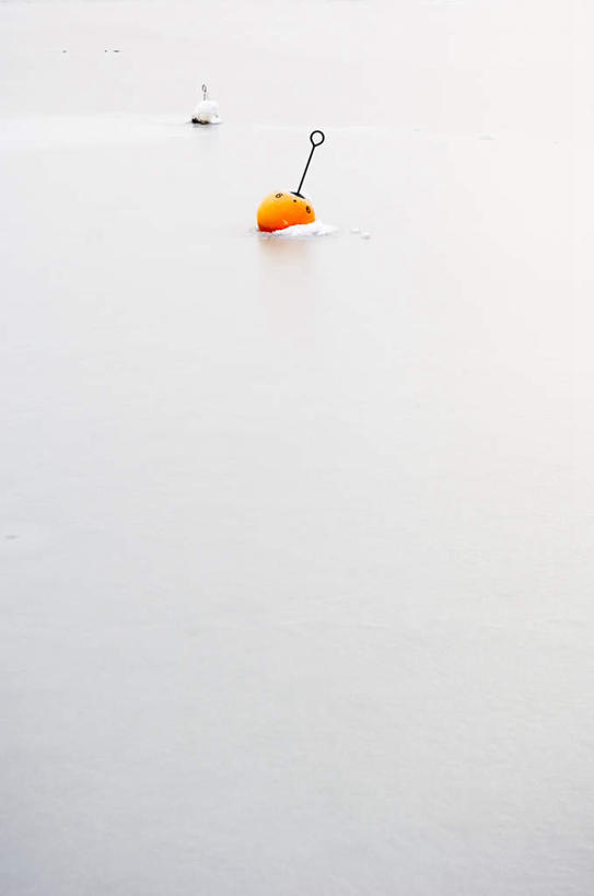 无人,竖图,俯视,室外,白天,旅游,度假,河流,美景,水,静物,河水,景观,水流,娱乐,标识,标记,两个,自然,享受,休闲,景色,放松,浮标,自然风光,表记,标帜,彩图,高角度拍摄