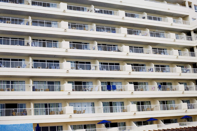 无人,家,栏杆,横图,室外,白天,正面,餐桌,窗帘,门,桌子,椅子,拉门,伞,雨伞,遮阳伞,房屋,木椅,墙,屋子,围栏,阳伞,移门,护栏,楼房,墙壁,墙面,住宅,毛巾,餐台,障子,纸门,拉窗,纸拉窗,纸拉门,彩图,房子