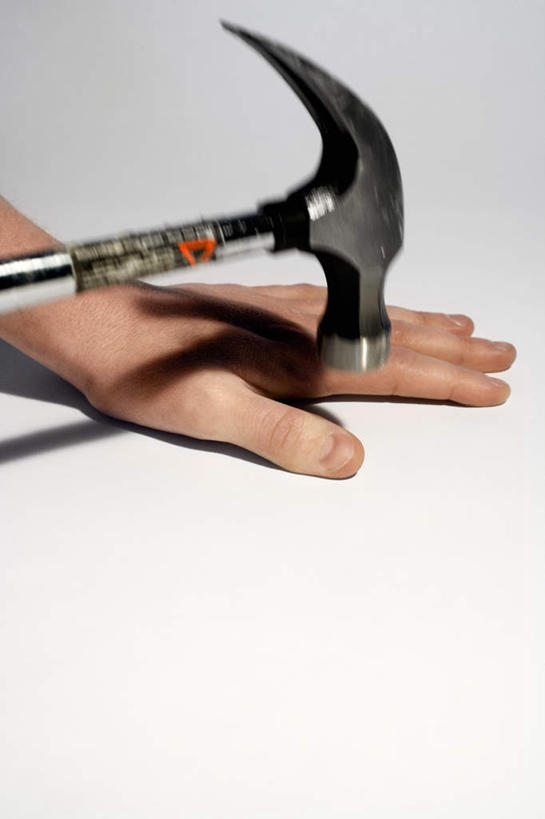 西方人,手,一个人,举,竖图,室内,特写,白天,白色背景,正面,欧洲,欧洲人,仅一个年轻女性,仅一个女性,仅一个人,敲打,握,阴影,反射,锤子,工具,榔头,影子,拿,敲,拿着,托,手部,握着,摄影,影棚,单手,五金,变形,紧固,矫正,塑形,牢固,年轻女性,女人,女性,白种人,举起,举手,举着,向上举,向上伸,向上托,半身,彩图,影棚拍摄,拍摄