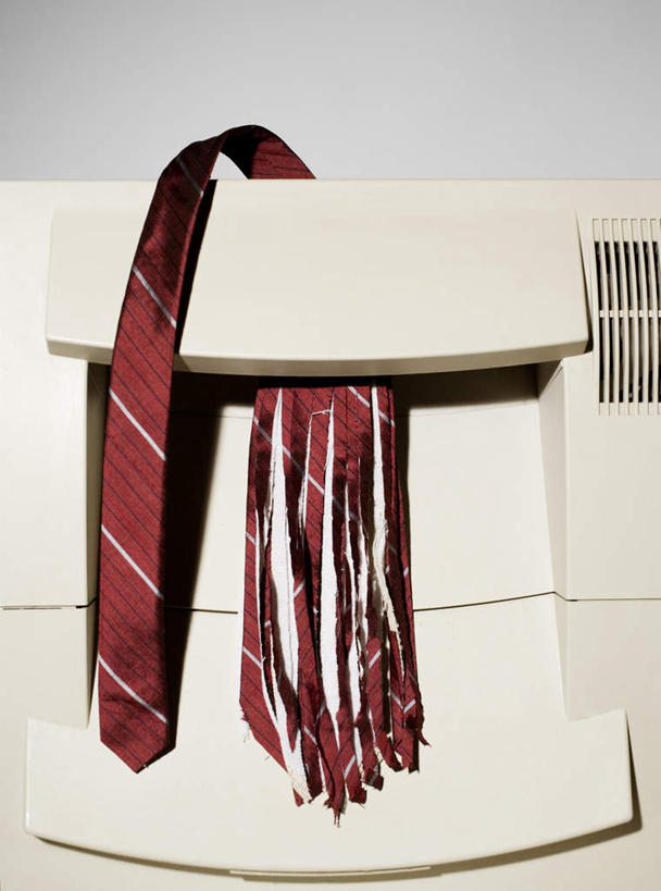 无人,竖图,室内,白天,白色背景,正面,机器,静物,一条,条纹,领带,破坏,破损,红色,机械,摄影,影棚,损坏,象征,庄重,身份,正式,地位,彩图,影棚拍摄,拍摄