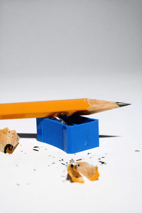 无人,竖图,室内,白天,白色背景,正面,静物,阴影,反射,笔,影子,办公用品,文具,一个,铅笔,学习用品,摄影,影棚,单个,文具用品,卷笔刀,削笔刀,铅笔屑,削笔机,彩图,影棚拍摄,拍摄