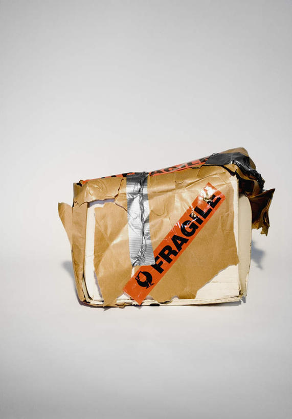 无人,竖图,室内,白天,白色背景,正面,科技,破碎,网络,信息,英文,标志,符号,数字,文字,邮件,字符,字母,标识,邮箱,通信,创意,摄影,影棚,英文字母,破裂,易碎,摧毁,彩图,影棚拍摄,拍摄