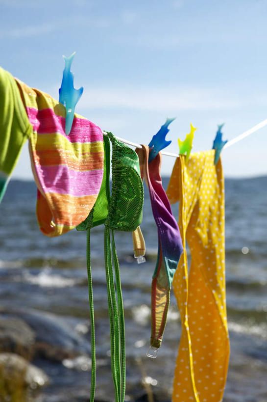 无人,竖图,室外,白天,正面,旅游,度假,海浪,海洋,礁石,石头,美景,一排,许多,吊挂,悬挂,阴影,服装,整齐,光线,石子,影子,景观,浪花,云,云朵,挂,云彩,休闲装,娱乐,排列,衣服,黄色,蓝色,绿色,白云,蓝天,天空,阳光,自然,海水,天,享受,休闲,休闲服,景色,放松,晒,服饰,队列,自然风光,海景,大海,风浪,海,海水的波动,礁,近岸浪,石块,岩石,涌浪,彩图