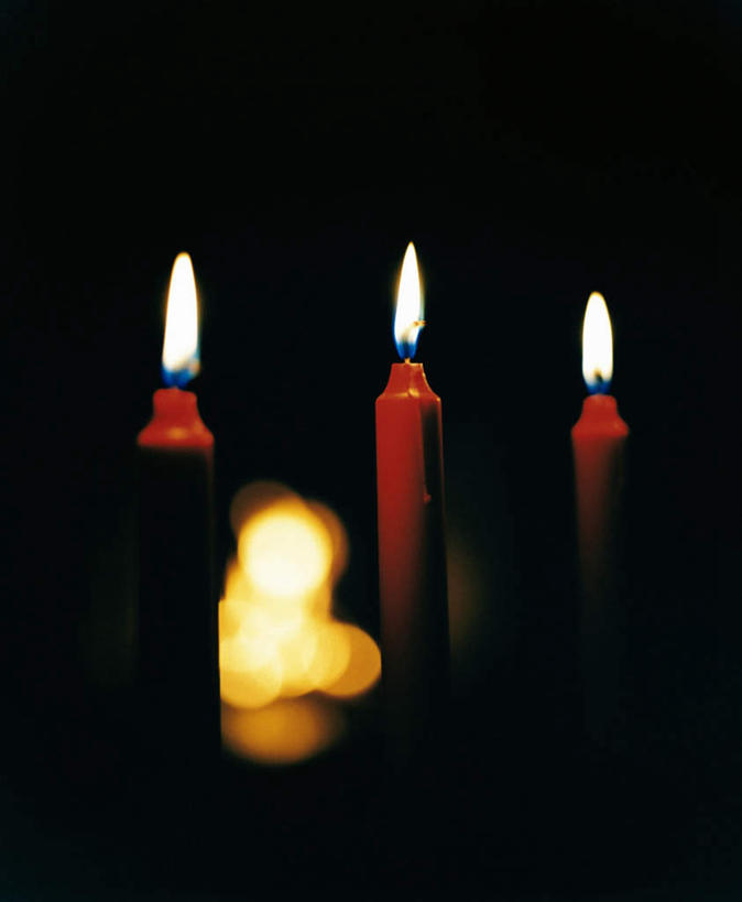 无人,竖图,室内,特写,白天,正面,静物,蜡烛,三根,阴影,黑色背景,朦胧,模糊,反射,火焰,影子,烛光,灯光,燃烧,黄色,红色,点燃,摄影,影棚,刺眼,耀眼,彩图,影棚拍摄,拍摄,夺目