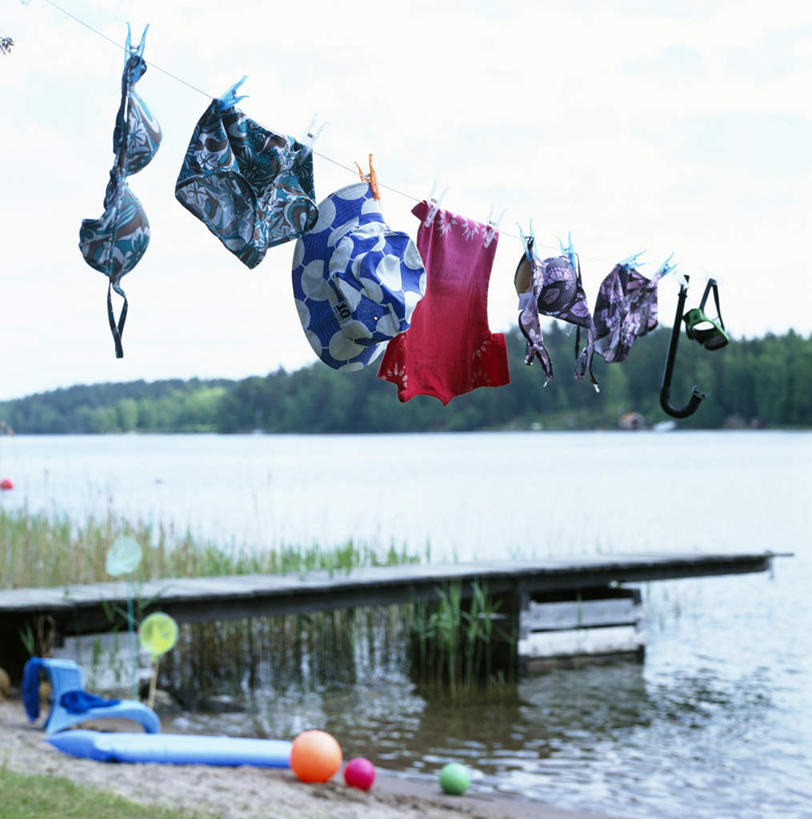 无人,竖图,室外,白天,正面,旅游,度假,草地,草坪,湖,湖泊,美景,森林,树林,水,植物,地板,一排,许多,吊挂,悬挂,阴影,服装,整齐,光线,影子,湖面,景观,水流,水面,云,云朵,地面,挂,云彩,休闲装,娱乐,木地板,草,树,树木,排列,衣服,蓝色,绿色,白云,蓝天,天空,阳光,自然,湖水,天,享受,休闲,休闲服,景色,放松,晒,服饰,生长,成长,队列,自然风光,彩图