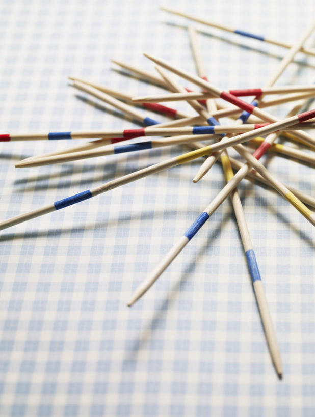 无人,竖图,俯视,室内,特写,白天,游戏,桌面,静物,一堆,许多,阴影,堆叠,堆积,光线,木制,影子,玩,娱乐,红色,蓝色,阳光,木制品,休闲,游戏棒,活动,堆,发泄,消遣,智力,撒棒,挑棍,宣泄,玩耍,嬉戏,彩图,高角度拍摄