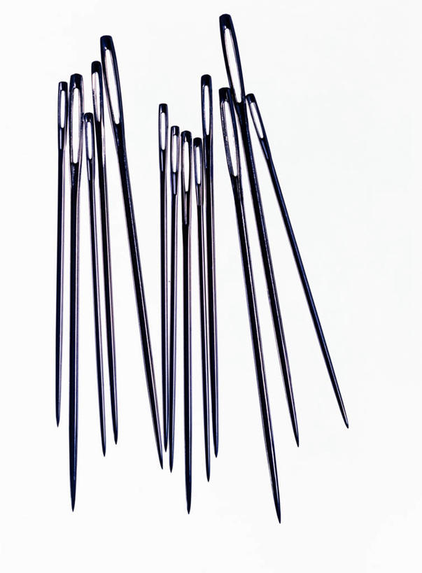 无人,竖图,俯视,室内,特写,白天,白色背景,静物,金属制品,许多,阴影,反射,金属,工具,影子,银色,针,摄影,影棚,缝纫,圆孔,针线,彩图,高角度拍摄,影棚拍摄,拍摄