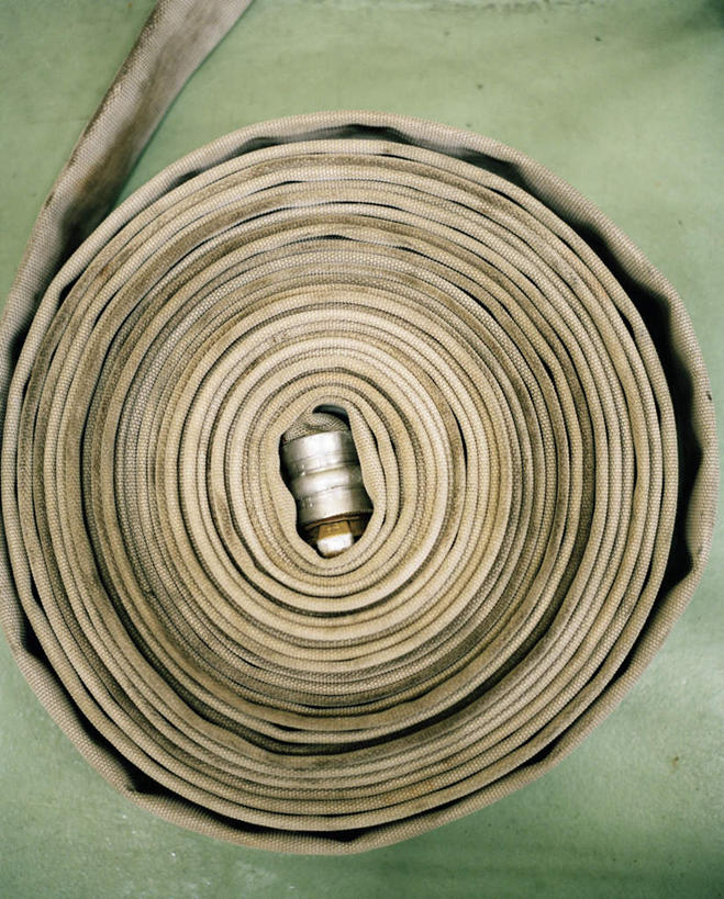 无人,竖图,俯视,室内,特写,白天,安全,桌面,静物,盘绕,阴影,灰色背景,环绕,卷曲,围绕,光线,圆形,影子,水管,盘旋,一个,阳光,摄影,影棚,单个,消防,环形,灭火,消防器材,彩图,高角度拍摄,影棚拍摄,拍摄