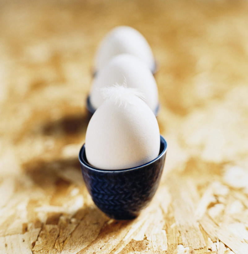 无人,竖图,俯视,室内,特写,白天,桌面,静物,一排,朦胧,模糊,整齐,碟子,椭圆,蛋,鸡蛋,排列,三个,白色,黑色,碟,队列,卵,彩图,高角度拍摄