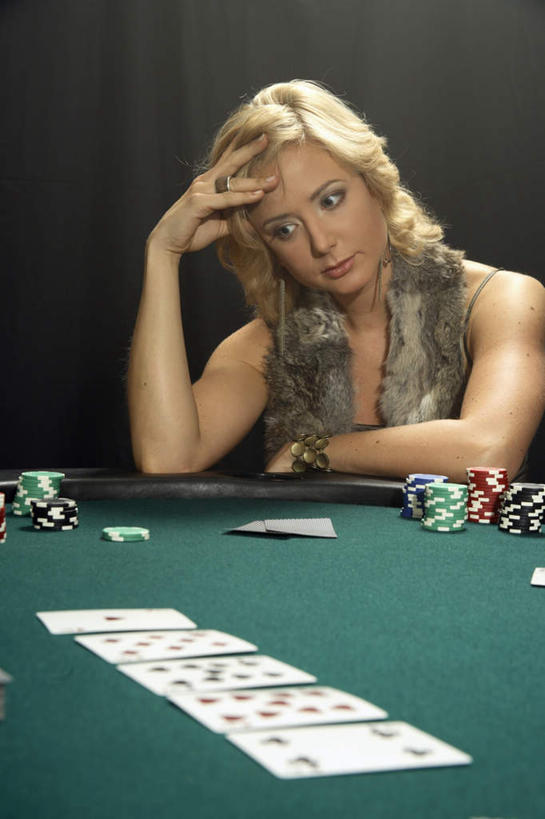 西方人,手,一个人,坐,竖图,室内,特写,白天,正面,游戏,赌博,贪欲,竞争,钱,桌子,纸牌,玩具,扑克,欧洲,欧洲人,仅一个年轻女性,仅一个女性,仅一个人,撑,握,钱币,拿,玩,拿着,托腮,注视,娱乐,刺激,观察,看,靠,靠着,托,倚靠,休闲,手部,握着,金融,赌场,经济,观看,活动,察看,撑着,倚着,发泄,关注,消遣,智力,托下巴,代币,赌具,博彩,流通,贸易,投机,侥幸,欲望,宣泄,货币,现金,硬币,年轻女性,女人,女性,白种人,玩耍,嬉戏,坐着,半身,彩图,胜负,输赢,娱乐场