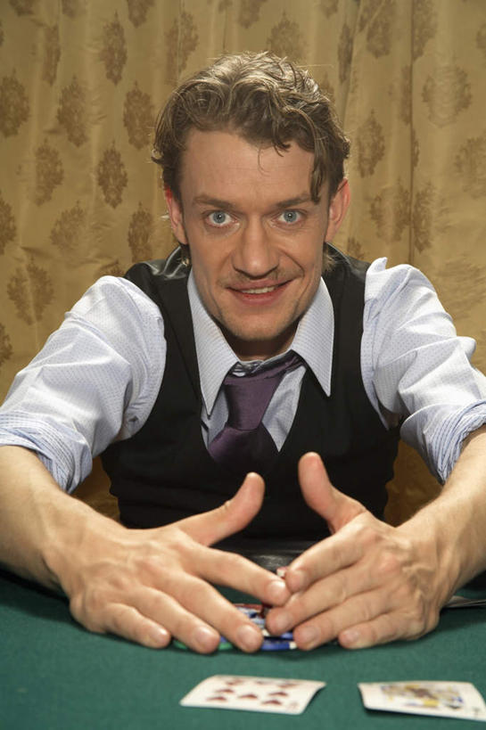 西方人,手,一个人,捧,笑,微笑,露齿笑,竖图,室内,特写,白天,正面,游戏,赌博,贪欲,竞争,钱,桌子,纸牌,玩具,扑克,欧洲,欧洲人,仅一个男性,仅一个人,握,钱币,办公桌,拿,玩,拿着,注视,娱乐,刺激,仅一个年轻男性,观察,看,休闲,手部,握着,金融,赌场,经济,观看,活动,察看,发泄,关注,消遣,智力,代币,赌具,博彩,流通,贸易,投机,侥幸,欲望,宣泄,货币,现金,硬币,男人,男性,年轻男性,白种人,端,端着,捧着,手捧,玩耍,嬉戏,半身,彩图,胜负,输赢,娱乐场