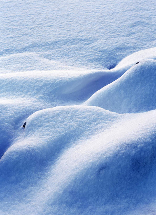 无人,竖图,俯视,室外,白天,旅游,度假,美景,雪,大雪,阴影,条纹,光线,纹路,影子,积雪,景观,雪景,冬季,冬天,娱乐,阳光,自然,享受,休闲,景色,放松,寒冷,自然风光,严寒,彩图,高角度拍摄