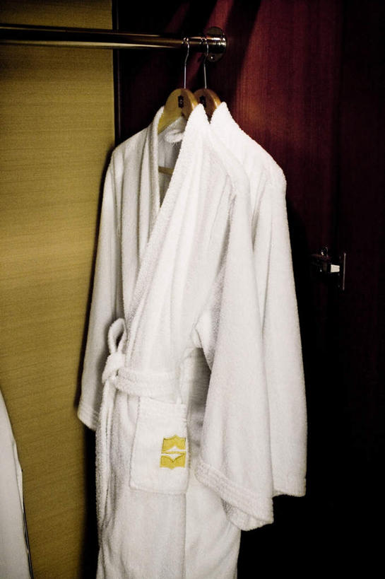 无人,竖图,俯视,室内,白天,浴袍,柜子,一排,吊挂,悬挂,阴影,不锈钢,整齐,光线,不锈钢制品,影子,墙,挂,墙壁,墙面,排列,白色,阳光,夹子,衣橱,三件,队列,衣夹,更衣橱,彩图,高角度拍摄,汤帷子,浴衣