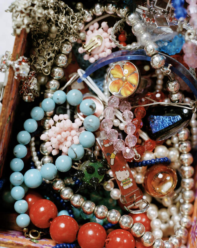 无人,竖图,俯视,室内,特写,白天,爱情,项链,珠宝,一堆,一排,许多,阴影,堆叠,堆积,整齐,光线,影子,浪漫,装饰品,排列,蓝色,阳光,饰品,首饰,球体,恩爱,堆,信物,权利,队列,彩图,高角度拍摄