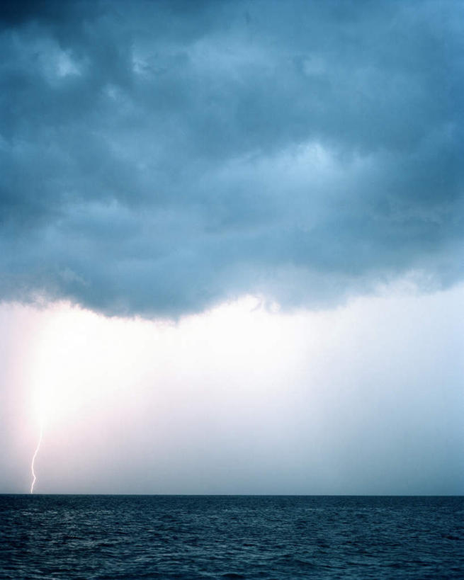 无人,竖图,室外,白天,正面,旅游,度假,海浪,海洋,美景,闪电,水,一堆,阴影,波纹,堆叠,堆积,飞溅,溅,反射,液体,影子,景观,浪花,水滴,云,云朵,宏伟,云彩,娱乐,水珠,蓝色,蓝天,水纹,天空,自然,海水,波浪,天,享受,休闲,景色,放松,堆,威胁,喷洒,灾难,自然风光,打雷,飓风,雷,海景,台风,暴风,危险,大海,风浪,海,海水的波动,近岸浪,涌浪,打闪,彩图