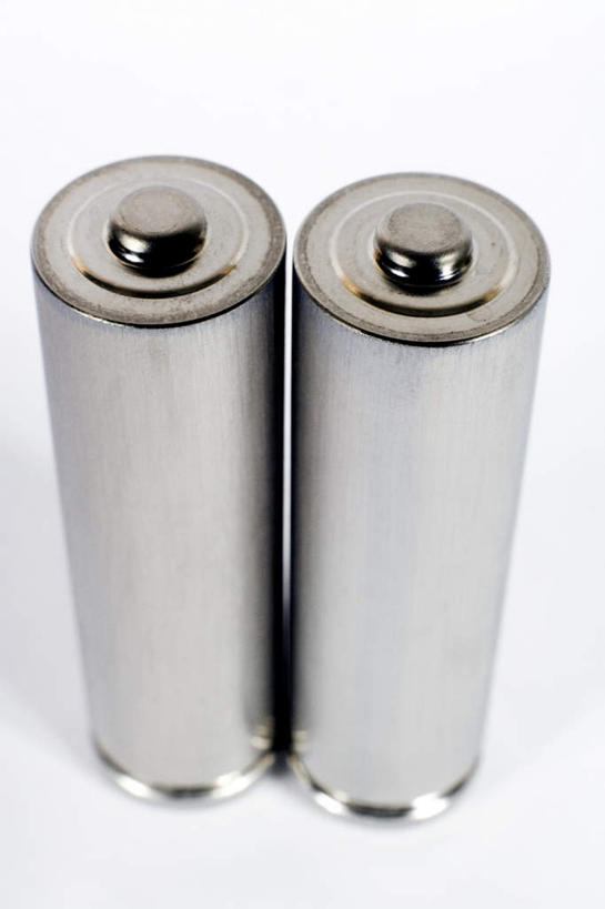 无人,竖图,俯视,室内,特写,白天,白色背景,桌面,静物,阴影,电力,光线,影子,电能,两个,阳光,摄影,影棚,能源,存储,资源,储存,蓄电池,干电池,蓄电,彩图,高角度拍摄,影棚拍摄,拍摄,电池