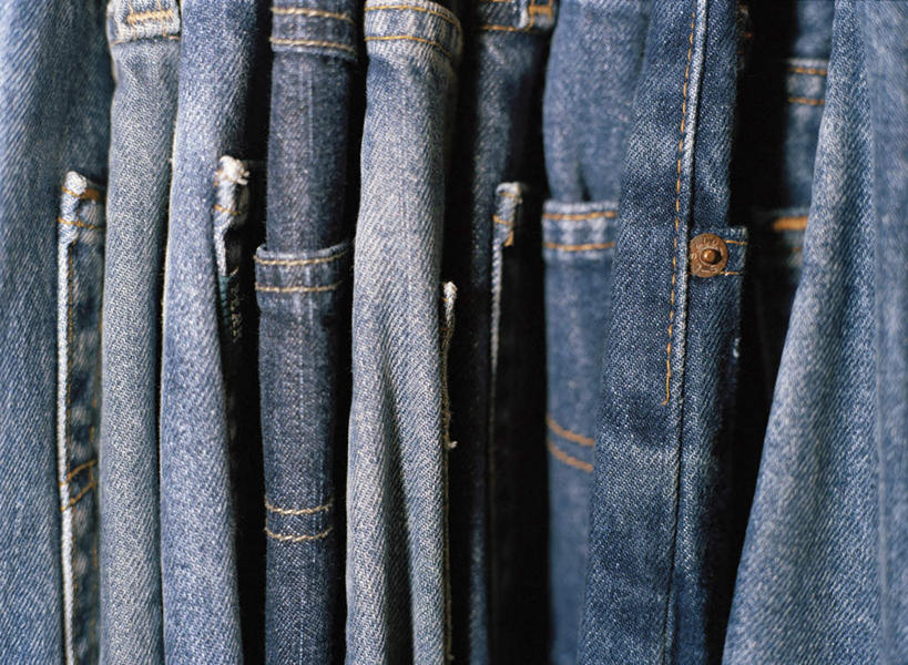 无人,横图,室内,特写,白天,正面,一排,吊挂,悬挂,阴影,裤子,整齐,光线,影子,挂,牛仔裤,排列,蓝色,灰色,阳光,队列,彩图