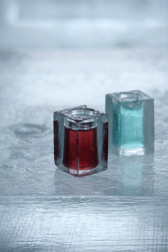 无人,竖图,俯视,室内,特写,白天,白色背景,桌面,两瓶,阴影,朦胧,模糊,光线,罐子,影子,指甲油,玻璃制品,红色,绿色,阳光,玻璃瓶,瓶子,摄影,影棚,彩图,高角度拍摄,影棚拍摄,拍摄