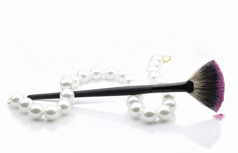 无人,横图,俯视,室内,特写,白天,白色背景,桌面,项链,珠宝,一根,一排,许多,阴影,整齐,光线,影子,装饰品,排列,一个,阳光,化妆刷,饰品,首饰,刷子,摄影,影棚,单个,腮红刷,美容工具,队列,彩妆刷,化妆工具,彩图,高角度拍摄,影棚拍摄,拍摄