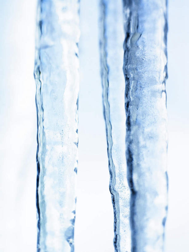 无人,竖图,室内,特写,白天,正面,许多,吊挂,悬挂,锐利,透明,冰,冰块,冰柱,挂,冷冻,寒冷,冷藏,冰冷,锋利,尖锐,尖利,保鲜,犀利,厉害,通明,彩图