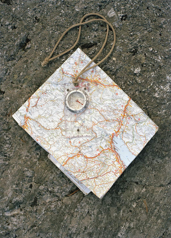 无人,竖图,俯视,室外,特写,白天,仪器,科技,道路,静物,地图,一张,科学,信息,地面,交通,方向,历史,一个,指南针,指示,地理,单个,引导,指引,罗盘,科学技术,指向,指北针,司南,发明,罗盘针,基准,彩图,高角度拍摄,导航,地质