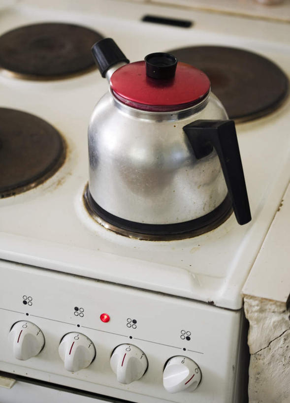 无人,竖图,俯视,室内,特写,白天,烹饪,零件,电路,厨具,金属制品,一排,关闭,朦胧,模糊,整齐,金属,标志,盖子,锅子,数字,文字,字符,灶头,标识,开关,排列,一个,红色,白色,按钮,打开,四个,阿拉伯数字,单个,开启,队列,烹饪用具,闭合,烹调用具,烹调,彩图,高角度拍摄