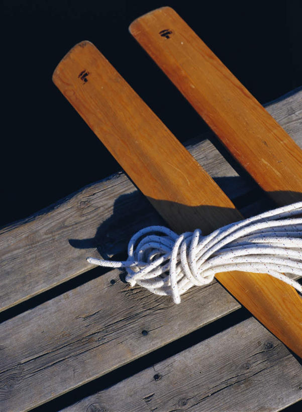 无人,竖图,俯视,室外,特写,白天,旅游,度假,河流,美景,水,一根,阴影,朦胧,模糊,环绕,缠绕,光线,船桨,影子,河水,景观,水流,娱乐,两个,黄色,白色,阳光,自然,绳子,享受,休闲,景色,放松,绳索,自然风光,缆绳,纠缠,彩图,高角度拍摄