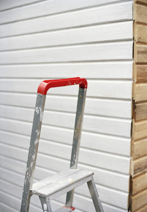 无人,攀登,竖图,俯视,室内,白天,门,静物,金属制品,金属,木制,梯子,阶梯,墙,墙壁,墙面,一个,白色,木制品,门框,爬,单个,上升,人字梯,登高,攀爬,彩图,高角度拍摄