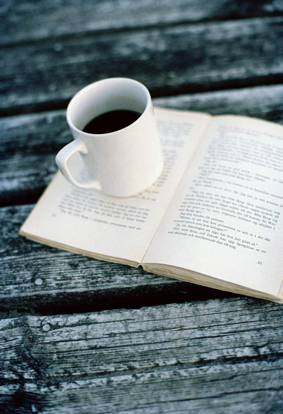 无人,竖图,俯视,室外,特写,白天,餐桌,桌子,静物,杯子,书籍,一本,木制,瓷器,咖啡杯,陶瓷制品,一个,木制品,打开,翻开,单个,餐台,瓷杯,书,图书,彩图,高角度拍摄