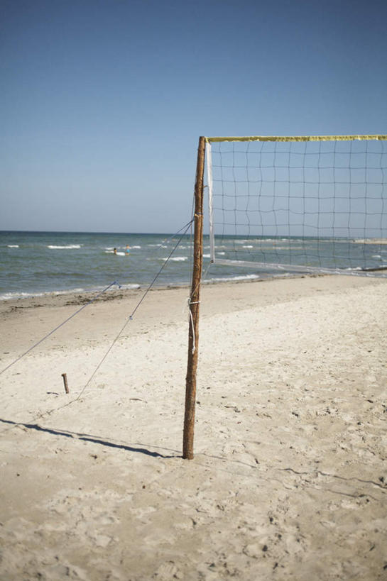 游泳,西方人,竖图,俯视,室外,白天,海浪,海洋,美景,沙滩,欧洲,欧洲人,阴影,光线,沙子,影子,海岸,景观,浪花,球网,沙地,许多人,蓝色,蓝天,天空,阳光,自然,海水,天,一群人,景色,晴朗,自然风光,海景,万里无云,羽毛球球网,羽毛球网,泅水,白种人,大海,风浪,海,海水的波动,海滩,近岸浪,涌浪,晴空,晴空万里,半身,彩图,高角度拍摄