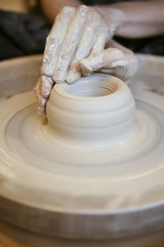 西方人,手,一个人,竖图,俯视,室内,白天,欧洲,欧洲人,仅一个年轻女性,仅一个女性,仅一个人,一双,握,艺术,泥土,土壤,拿,拿着,工艺品,手部,握着,工艺,美术,陶艺,年轻女性,女人,女性,白种人,半身,彩图,高角度拍摄